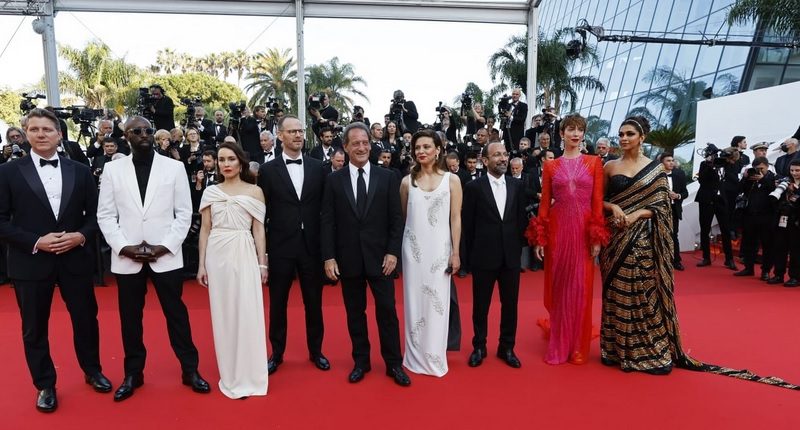 रेड कार्पेट पर देसी अंदाज में दिखीं दीपिका पादुकोण, जूरी मेंबर्स संग दिए पोज