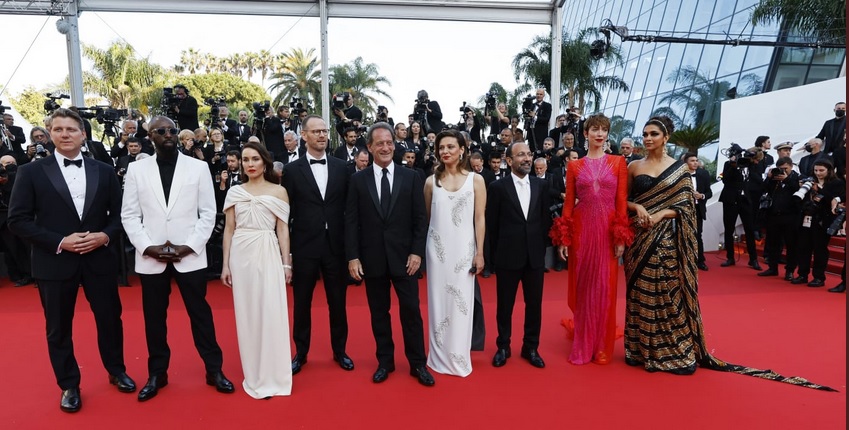 रेड कार्पेट पर देसी अंदाज में दिखीं दीपिका पादुकोण, जूरी मेंबर्स संग दिए पोज