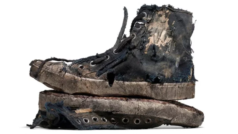 ’48 हजार के हैं ये जूते, लेकिन लगता है कचरे के ढेर से ले आई कंपनी’