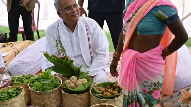 मुख्यमंत्री  महिलाओं ने भेंट किया कसार लड्डू, ठेठरी, खुरमी, कच्चा आम