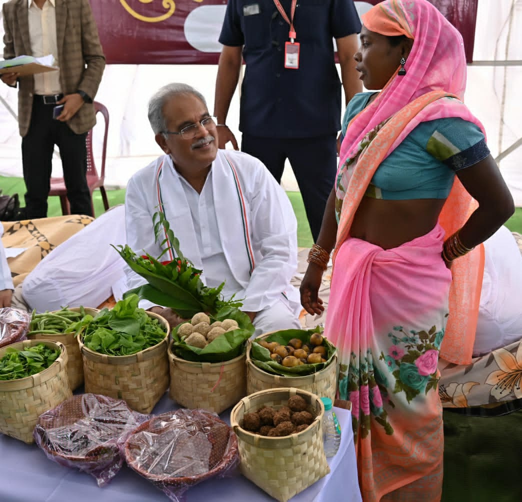 मुख्यमंत्री  महिलाओं ने भेंट किया कसार लड्डू, ठेठरी, खुरमी, कच्चा आम