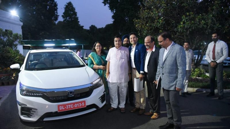 तीन तरह के फ्यूल से चलती है होंडा की कार… गडकरी ने लिया इंटरेस्ट