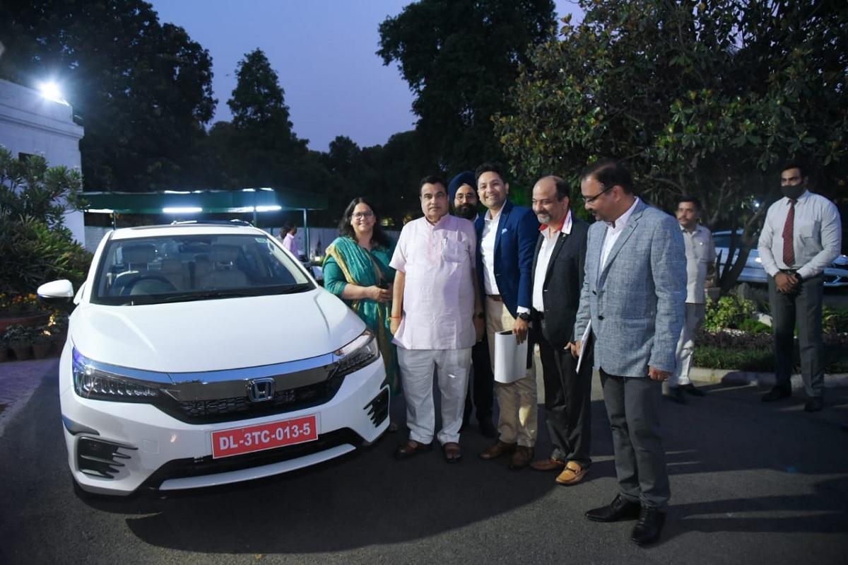 तीन तरह के फ्यूल से चलती है होंडा की कार… गडकरी ने लिया इंटरेस्ट