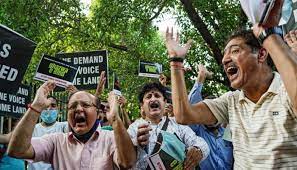 काम पर नहीं लौटे कश्मीरी पंडित, 13वें दिन से कर रहे आंदोलन