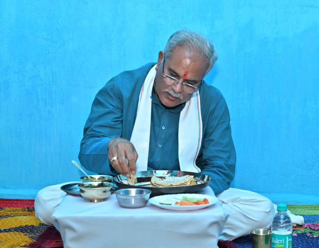 मुख्यमंत्री ने लिया चूल्हे में पका ठेठ सरगुजिया खाने का स्वाद