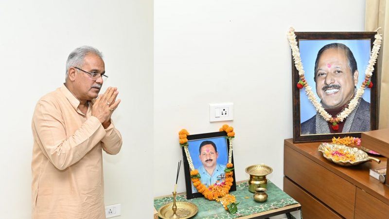 मुख्यमंत्री ने दिवंगत पायलट कैप्टन  गोपाल कृष्ण पंडा के घर पहुंचकर उन्हें दी श्रद्धांजलि