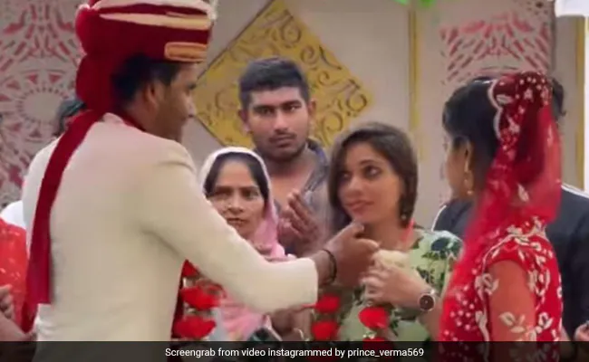 दुल्हन को छोड़ कर बगल में खड़ी साली को दूल्हे ने पहनाई वरमाला, फिर जो हुआ देखिए वीडियो