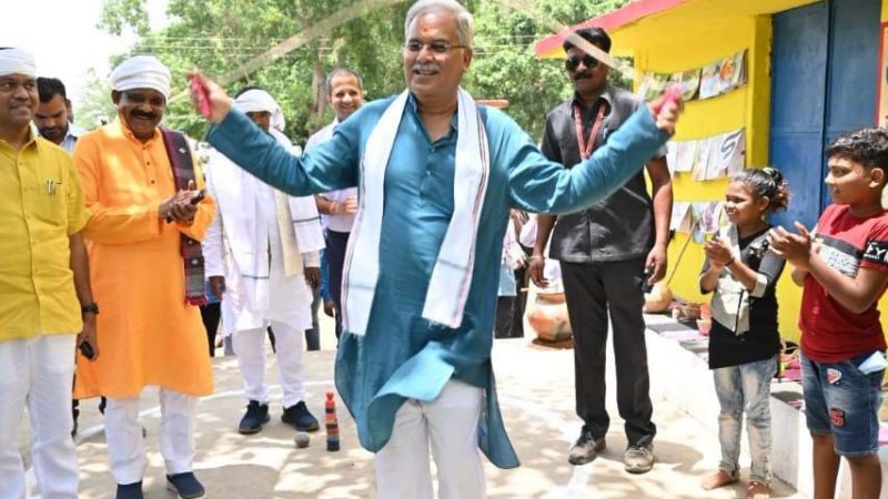 लर्निंग सेंटर में बच्चे ने दिखाए अपने खिलौने, मासूमियत से कहा-कूद कर आप दिखाओ, मुख्यमंत्री ने भी आजमाया हाथ