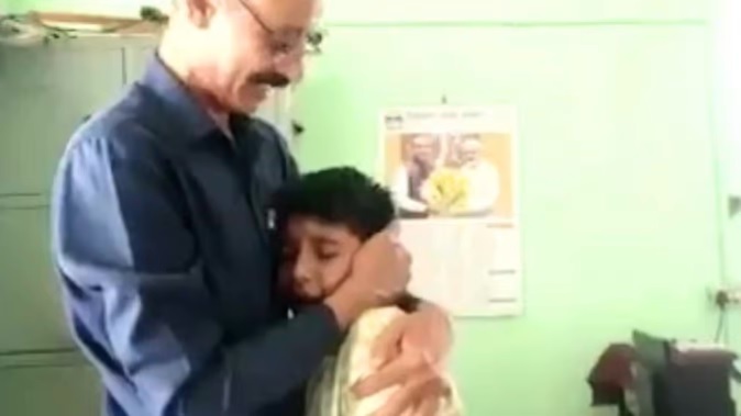 गुरुजी का तबादला होने पर फूट-फूटकर रोया छात्र, साथ जाने की जिद पर अड़ा, वीडियो वायरल