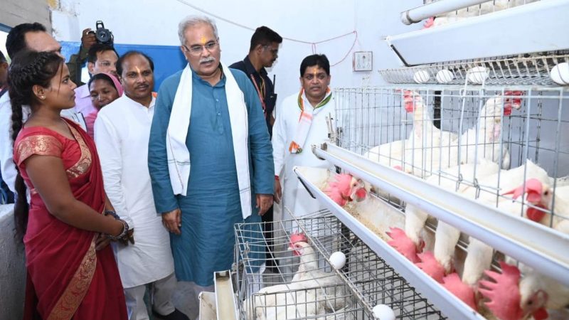 मुख्यमंत्री लोगों से बातों-बातों में ले रहे हैं योजनाओं का फीडबैक