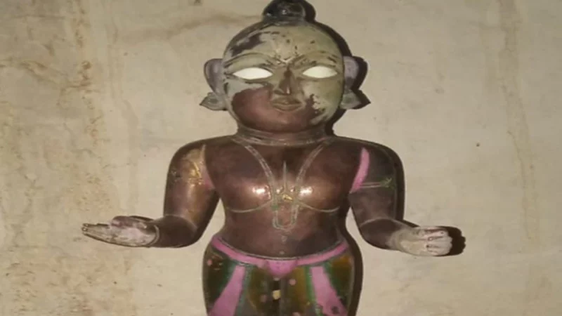 मूर्तियां चुराईं तो आने लगे डरावने सपने, महंत के घर के बाहर ही चोर छोड़ गए मूर्तियां