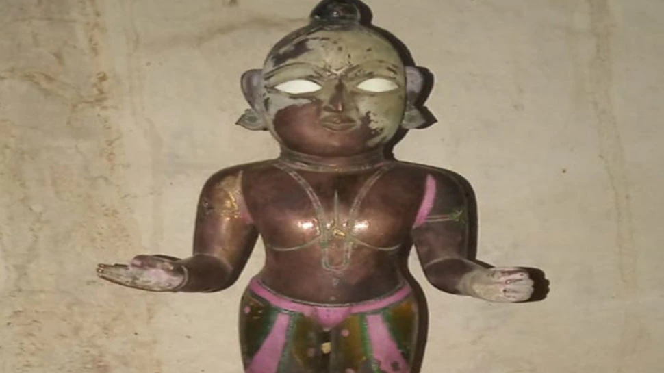 मूर्तियां चुराईं तो आने लगे डरावने सपने, महंत के घर के बाहर ही चोर छोड़ गए मूर्तियां