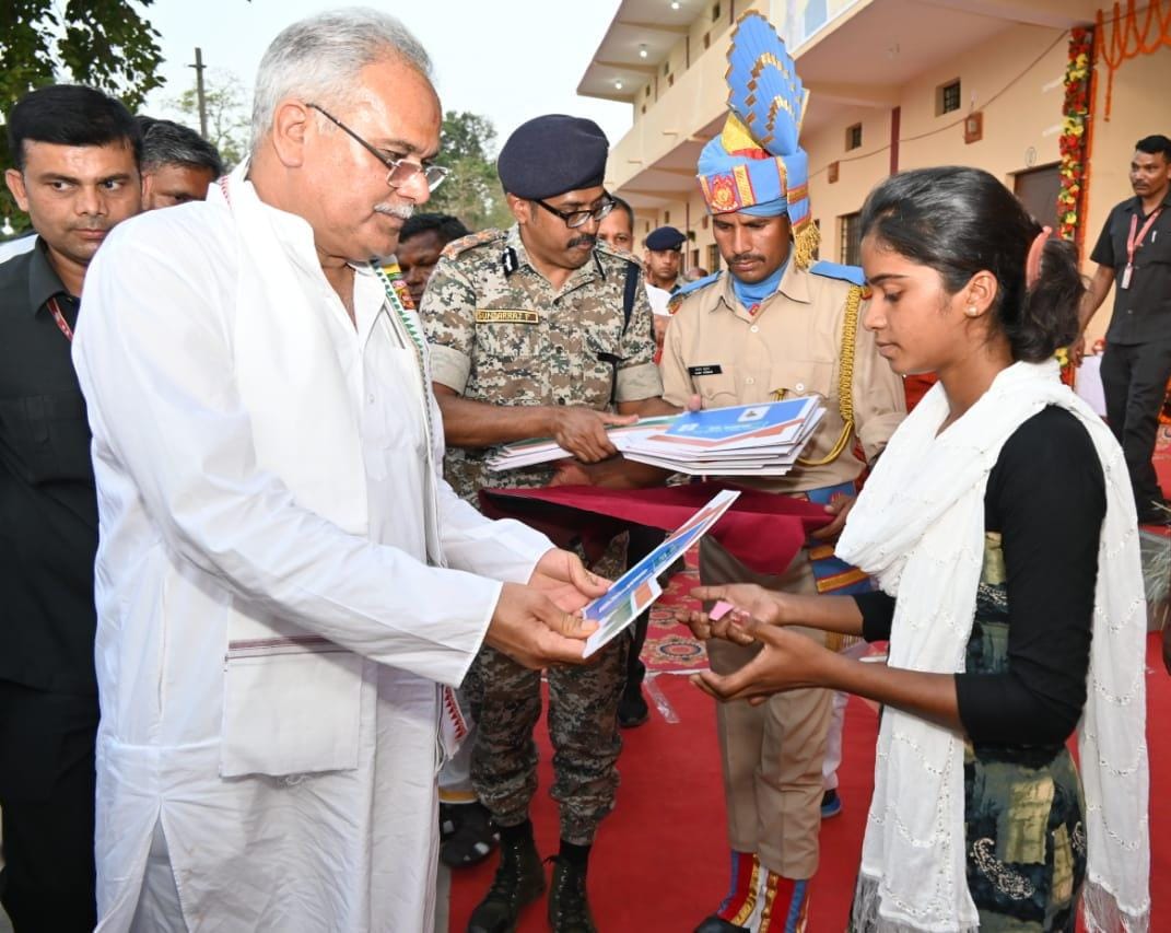 मुख्यमंत्री श्री भूपेश बघेल ने नक्सल पीड़ितों हेतु सर्व सुविधायुक्त आवासीय परिसर का किया लोकार्पण…