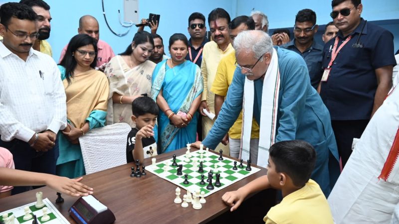 आप तो मुझे देखने लगे, आपका ऊंट तो गया लेकिन कोई परेशानी नहीं, वजीर आगे बढ़ा सकते हो