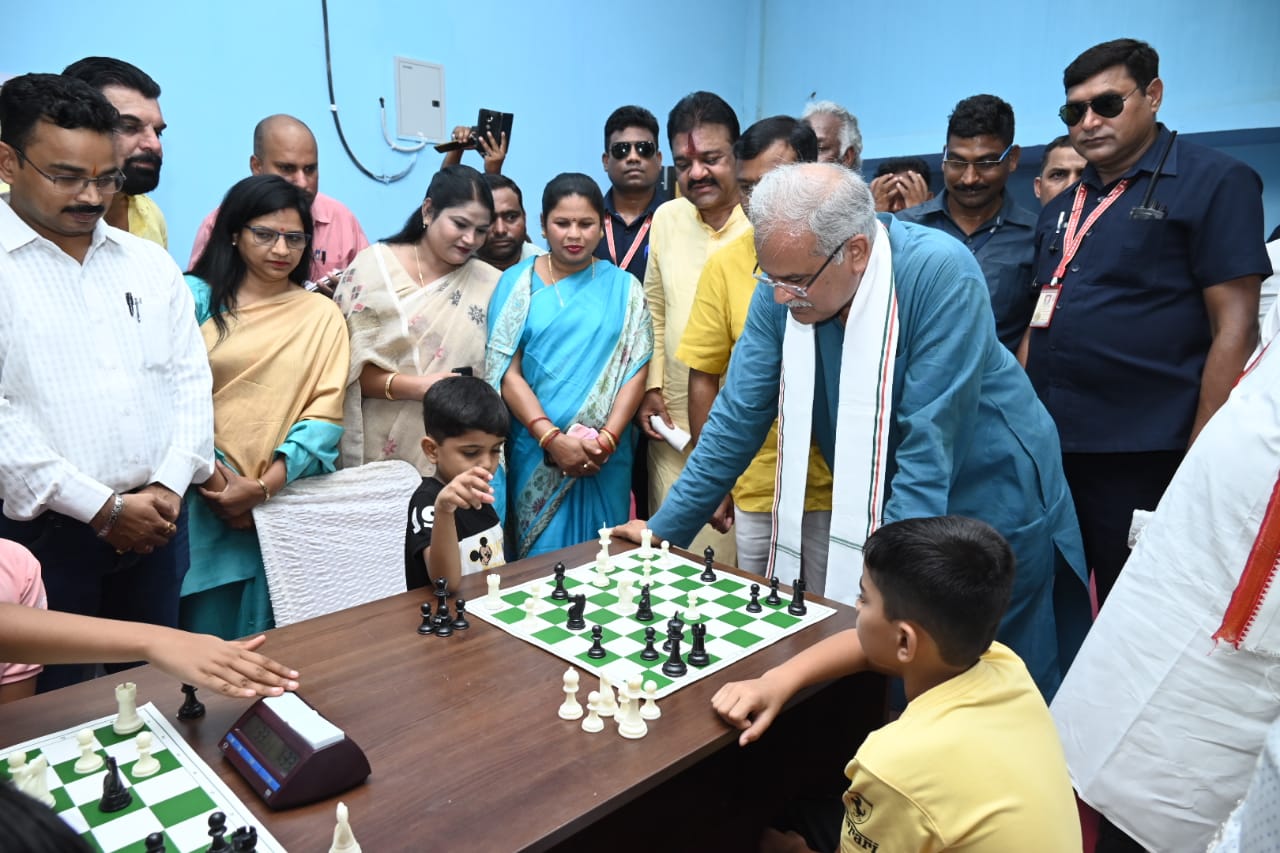 आप तो मुझे देखने लगे, आपका ऊंट तो गया लेकिन कोई परेशानी नहीं, वजीर आगे बढ़ा सकते हो