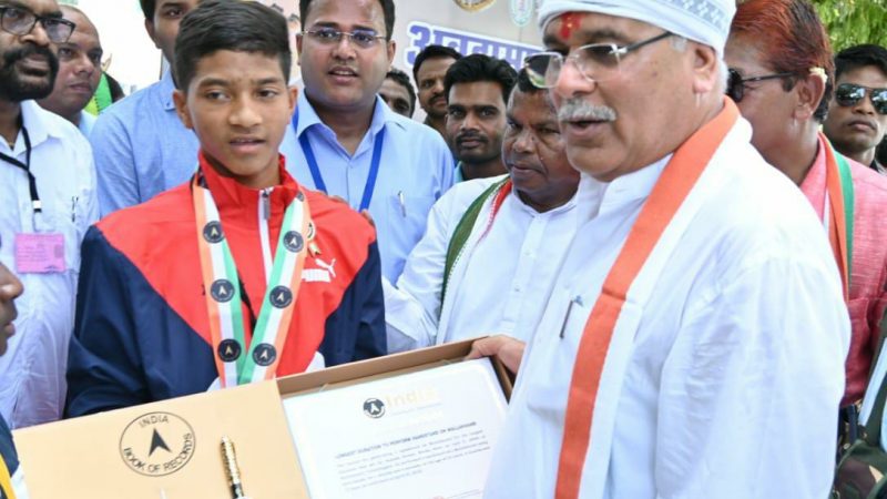 पिता को नक्सलियों ने गांव से भगाया, बेटे ने देश में मान दिलाया