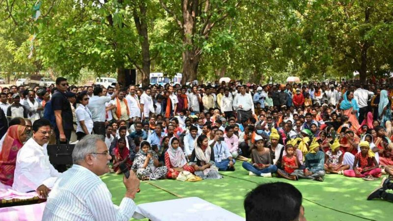 छोटेडोंगर को आईटीआई और स्वामी आत्मानंद शासकीय अंग्रेजी माध्यम स्कूल की दी सौगात… बघेल ने अबूझमाड़ के छोटेडोंगर में आम जनता से की भेंट-मुलाकात