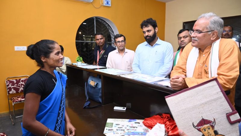 कभी नक्सली थी दसमी, अब रिसोर्ट में बनी रिसेप्शनिस्ट