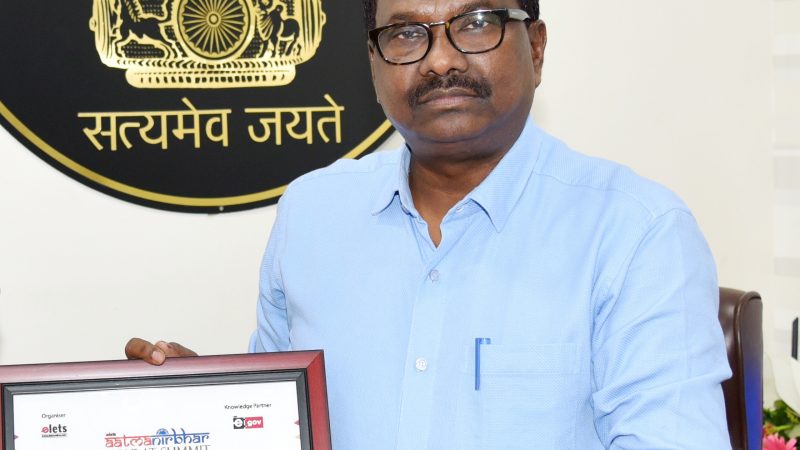 आत्मनिर्भर भारत सम्मेलन में श्रम विभाग को जनकल्याणकारी योजनाओं के लिए मिला पुरस्कार, श्रम सचिव खलखो ने ग्रहण किया पुरस्कार