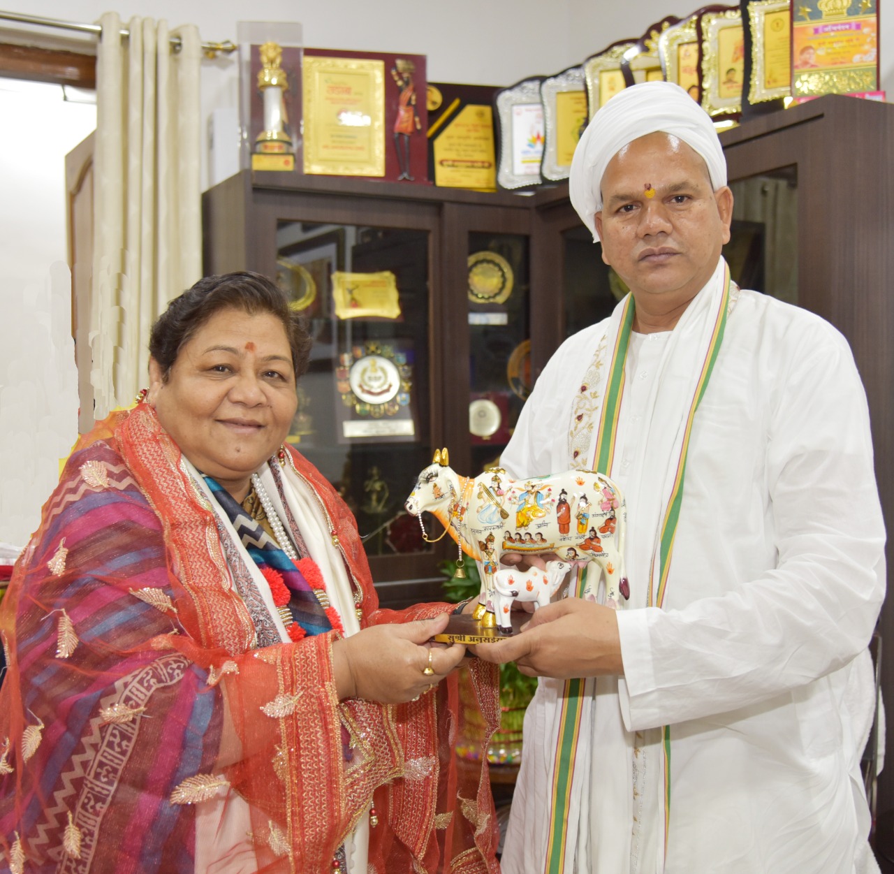 राज्यपाल उइके से रावतपुरा महाराज ने की भेंट