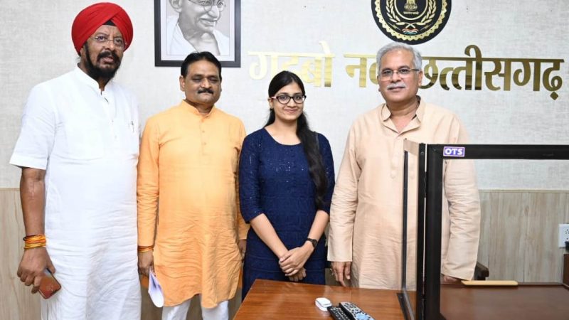 मुख्यमंत्री से यूपीएससी सिविल सेवा परीक्षा में चयनित श्रद्धा शुक्ला ने की मुलाकात