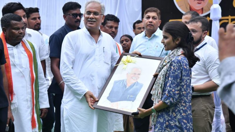 रिशिता ने अपने हाथों से बनाई पोट्रेट मुख्यमंत्री को भेंट की, मुख्यमंत्री ने खूब की प्रशंसा