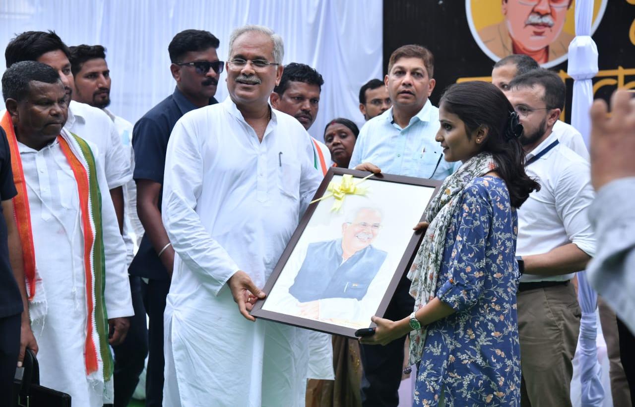 रिशिता ने अपने हाथों से बनाई पोट्रेट मुख्यमंत्री को भेंट की, मुख्यमंत्री ने खूब की प्रशंसा