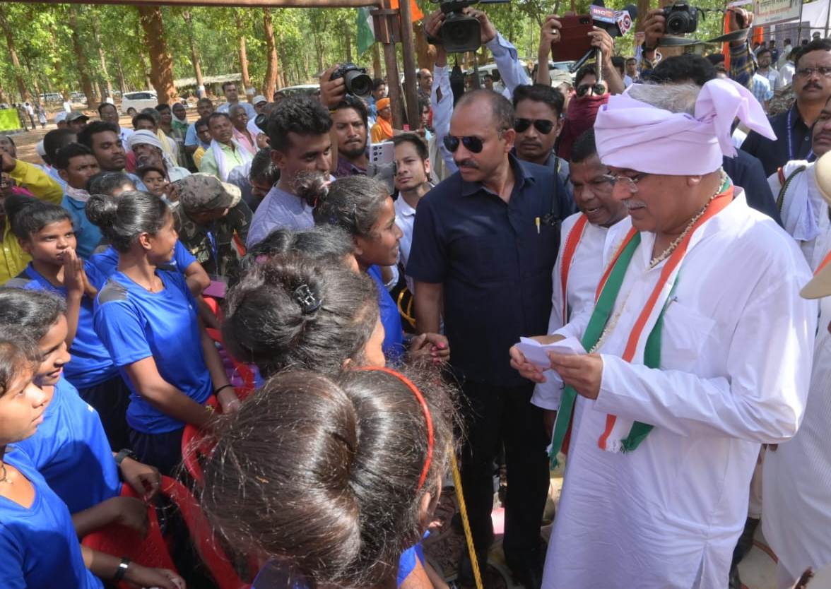 मर्दापाल की बेटियाँ बोलीं हमने खेला है हॉकी का नेशनल, मुख्यमंत्री ने कहा आपके लिए मिनी स्टेडियम बनाएंगे, अब वहां करना प्रैक्टिस