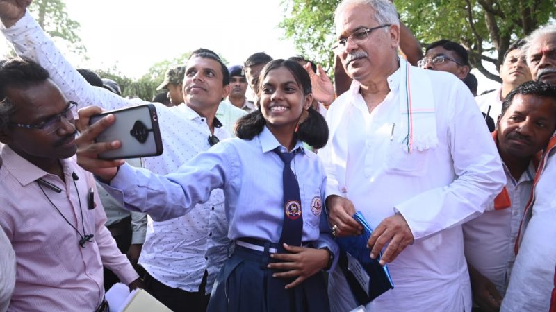 मैं भी गांव के स्कूल में पढ़ा, गांव के स्कूलों में वही सुविधा मिले जो शहरों में मिलती है, जब मैं पढ़ता था तभी से ये बात थी मेरे दिमाग में