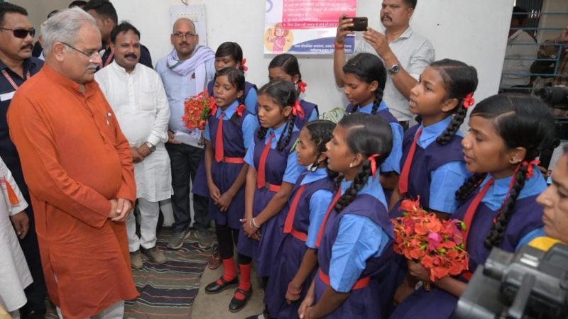 जब मुख्यमंत्री ने पूछा कोई किसान है जिसका ऋण माफ ना हुआ है…इतना सुनते ही भीड़ से आवाज आयी…