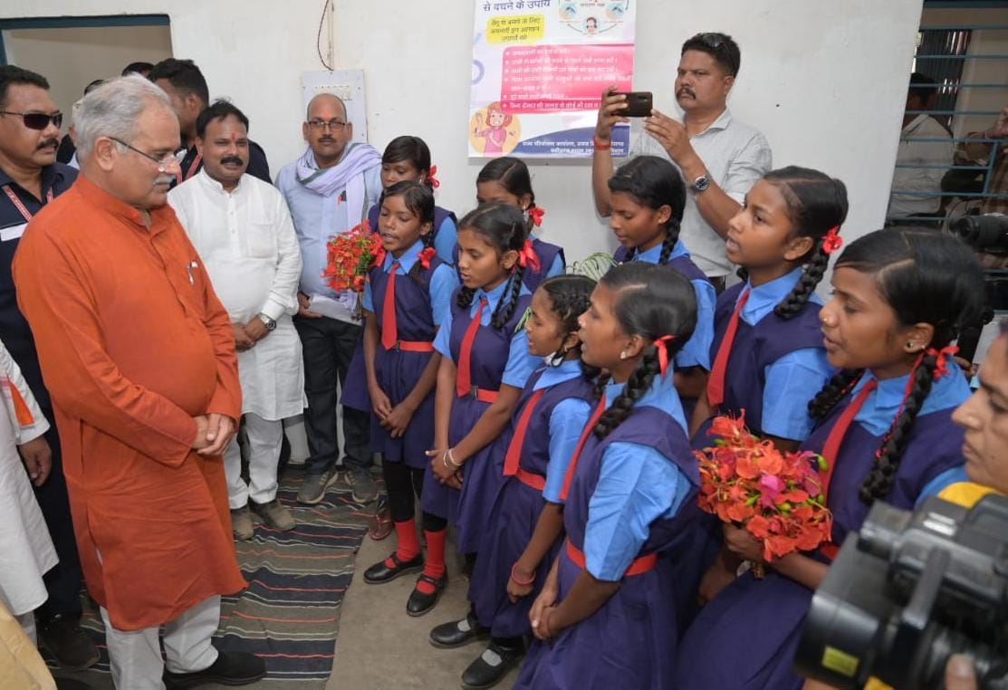 जब मुख्यमंत्री ने पूछा कोई किसान है जिसका ऋण माफ ना हुआ है…इतना सुनते ही भीड़ से आवाज आयी…