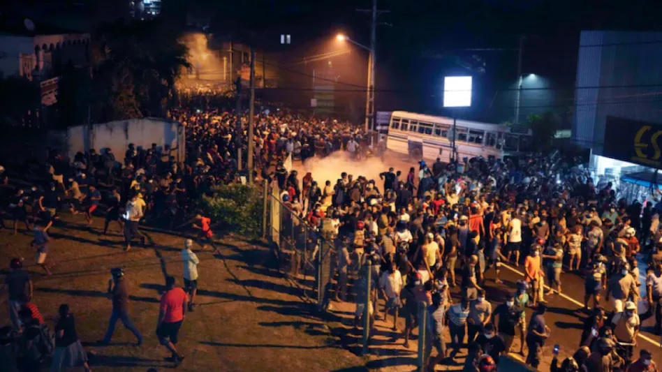 श्रीलंका में एक महीने बाद फिर से बिगड़े हालात, राष्ट्रपति ने आधी रात से आपातकाल लगाने का किया ऐलान