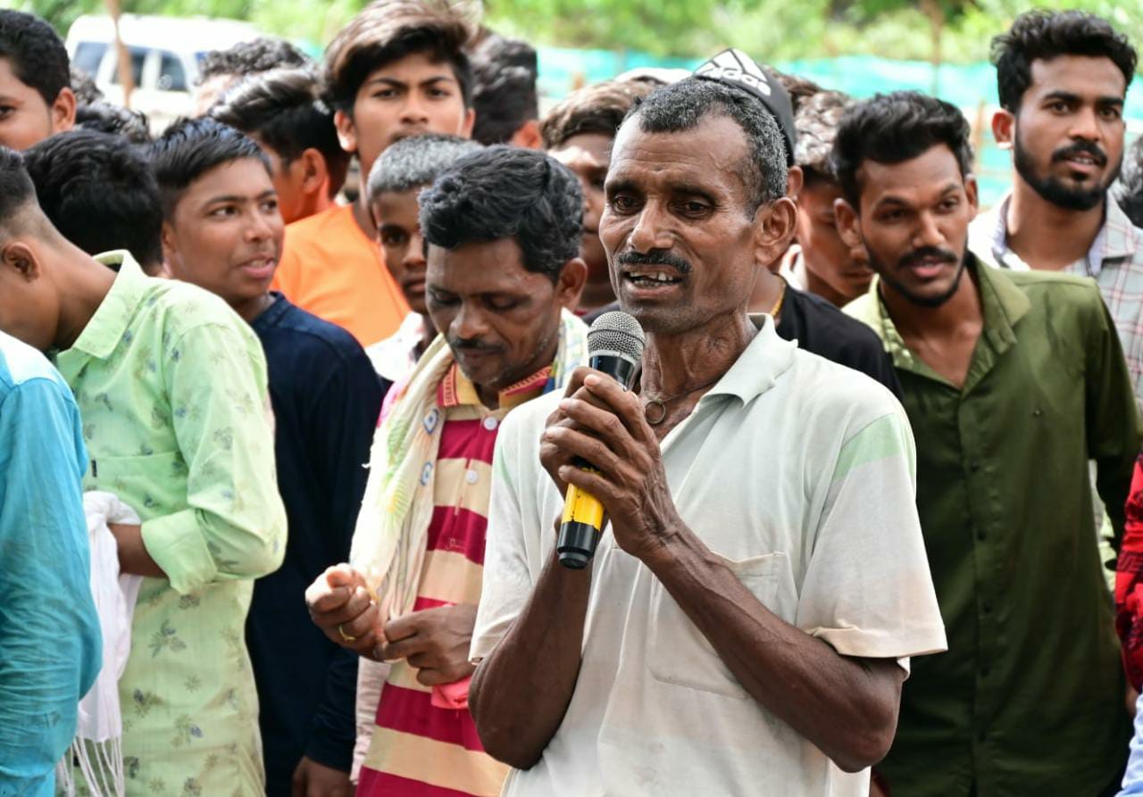 मंटूराम ने मुख्यमंत्री को बताया कि पत्नी संग रातभर करता हूं गोबर की चौकीदारी