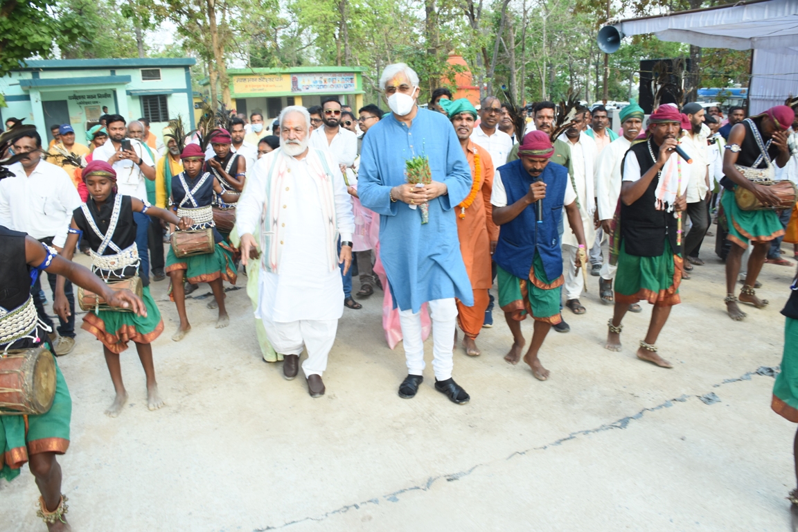 स्वास्थ्य मंत्री  सिंहदेव ने भीमा कोटेश्वर मंदिर में पूजा-अर्चना कर मांगा आशीर्वाद