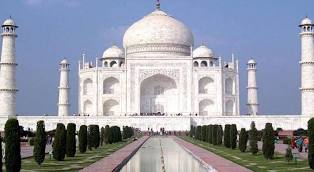 ताजमहल के बंद कमरों का दरवाजा खुलवाने कोर्ट पहुंची भाजपा, कहा, बंद कमरो में हैं कमरों में हिंदू देवी-देवताओं की मूर्तियां