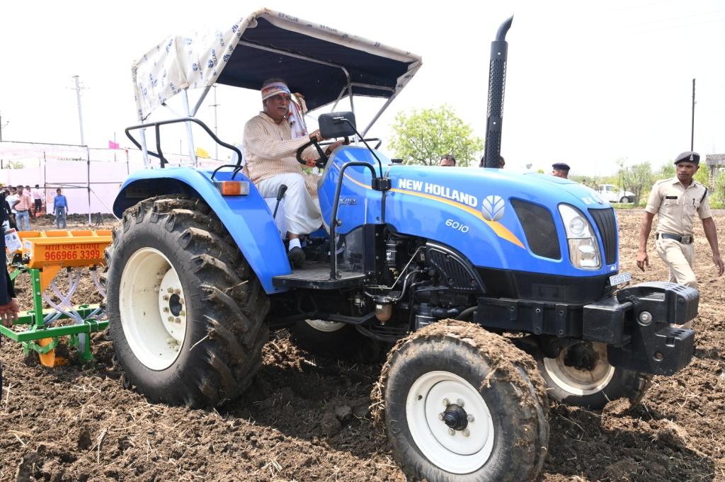 अक्ती तिहार में दिखा  बघेल का किसनहा अंदाज