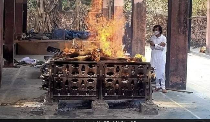 शिव कुमार शर्मा की चिता के सामने खड़े जाकिर हुसैन की फोटो हो रही वायरल, लोग बोले- यही देश की सच्ची तस्वीर