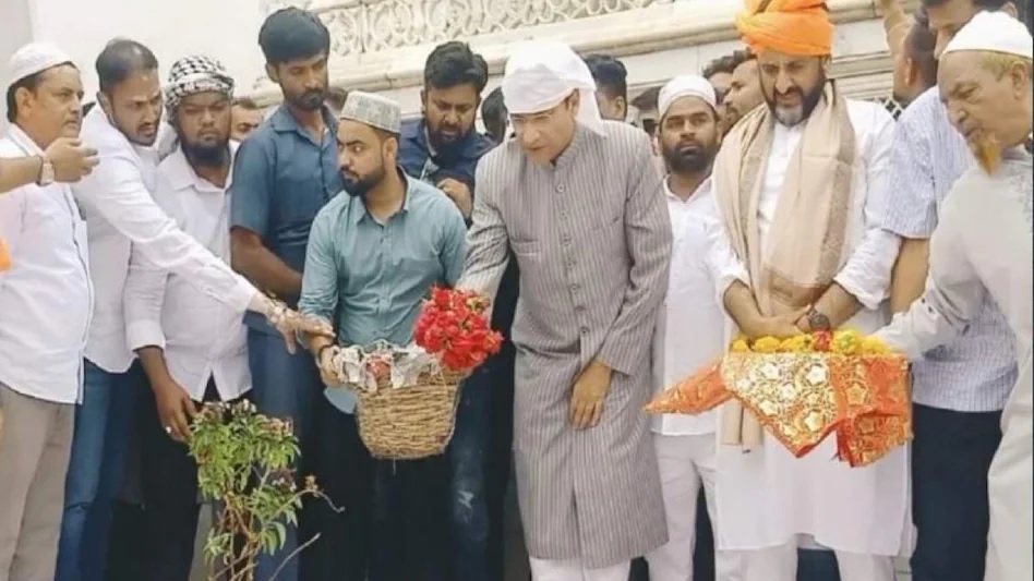 अकबरुद्दीन ओवैसी ने चढ़ाई औरंगजेब की कब्र पर चादर… बीजेपी बोली- राजद्रोह का मुकदमा चले