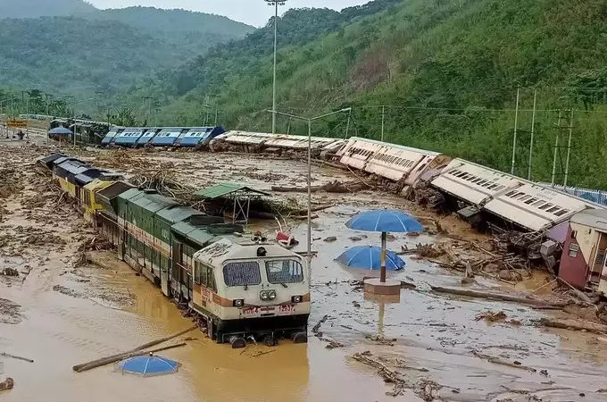 असम में बारिश का कहर जारी…. -4 लाख से ज्यादा लोग प्रभावित…. बह गई ट्रेन की बोगियां… हेलीकॉप्टर से रेस्क्यू किए यात्री