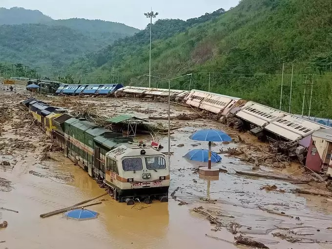 असम में बारिश का कहर जारी…. -4 लाख से ज्यादा लोग प्रभावित…. बह गई ट्रेन की बोगियां… हेलीकॉप्टर से रेस्क्यू किए यात्री