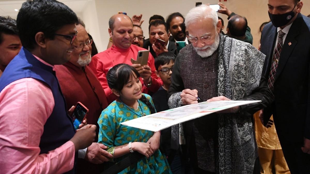 ‘आप मेरे आइकन हैं’ इसलिए बनाई मैंने आपकी तस्वीर, बर्लिन में बच्ची ने दिखाई पीएम मोदी को स्पेशल पेंटिंग