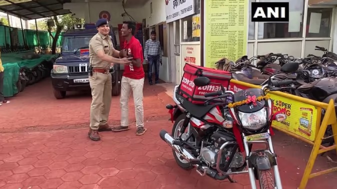 पुलिस वालों की दरियादिली…फूड डिलीवरी एजेंट को खरीद दी मोटरसाइकिल
