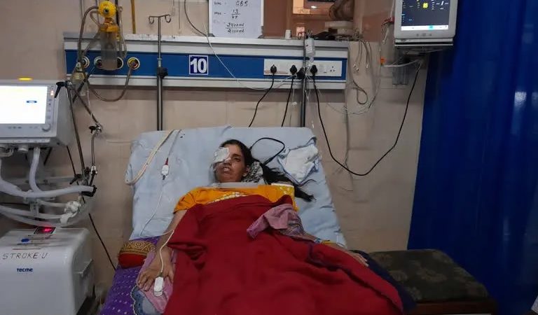 -राजस्थान के कोटा में सरकारी अस्पताल की लापरवाही… चूहे ने कुतरी आंख, महिला की पलक के किए दो टुकड़े