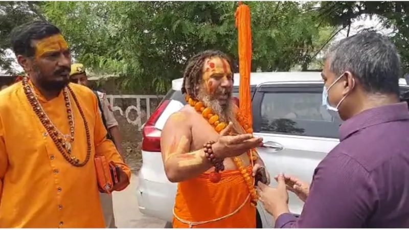 ताजमहल में फिर पूजा करने पहुंचे परमहंस, पुलिस ने रोका तो आमरण अनशन किया शुरू