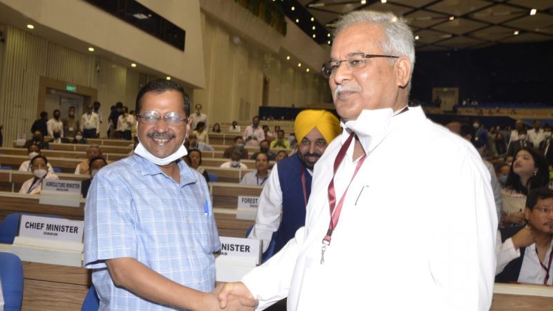 नई दिल्ली के विज्ञान भवन में राज्यों के मुख्यमंत्रियों और उच्च न्यायालयों के मुख्य न्यायाधीशों के संयुक्त सम्मेलन में दिल्ली के मुख्यमंत्री श्री अरविंद केजरीवाल से मुलाकात करते हुए छत्तीसगढ़ के मुख्यमंत्री श्री भूपेश बघेल…