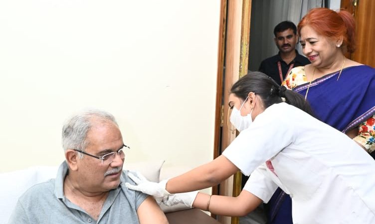 मुख्यमंत्री भूपेश बघेल ने लगवाई कोविड-19 टीका की प्रिकॉशन डोज