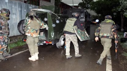 जम्मू कश्मीर: श्रीनगर में पुलिसकर्मी को आतंकियों ने मारी गोली, सुरक्षाबलों ने पूरे इलाके को घेरा