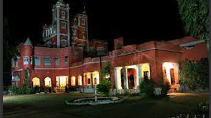 आदिवासी राजा के महल में घुसकर उनका झंडा हटाने पर थाने में हुई शिकायत…सारंगढ़ पैलेस में भगवा झंडा लगाने पर विवाद