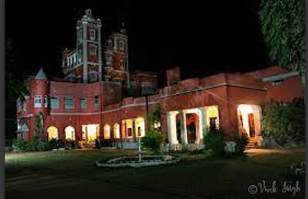 आदिवासी राजा के महल में घुसकर उनका झंडा हटाने पर थाने में हुई शिकायत…सारंगढ़ पैलेस में भगवा झंडा लगाने पर विवाद