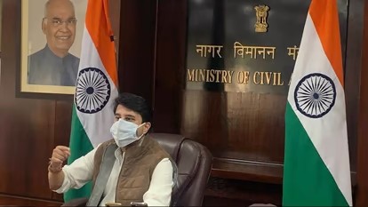 दिव्यांग बच्चे को विमान पर चढ़ने से मना करने के मामले का केंद्र ने लिया संज्ञान, सिंधिया बोले- बर्दाश्त नहीं होगा ये बर्ताव